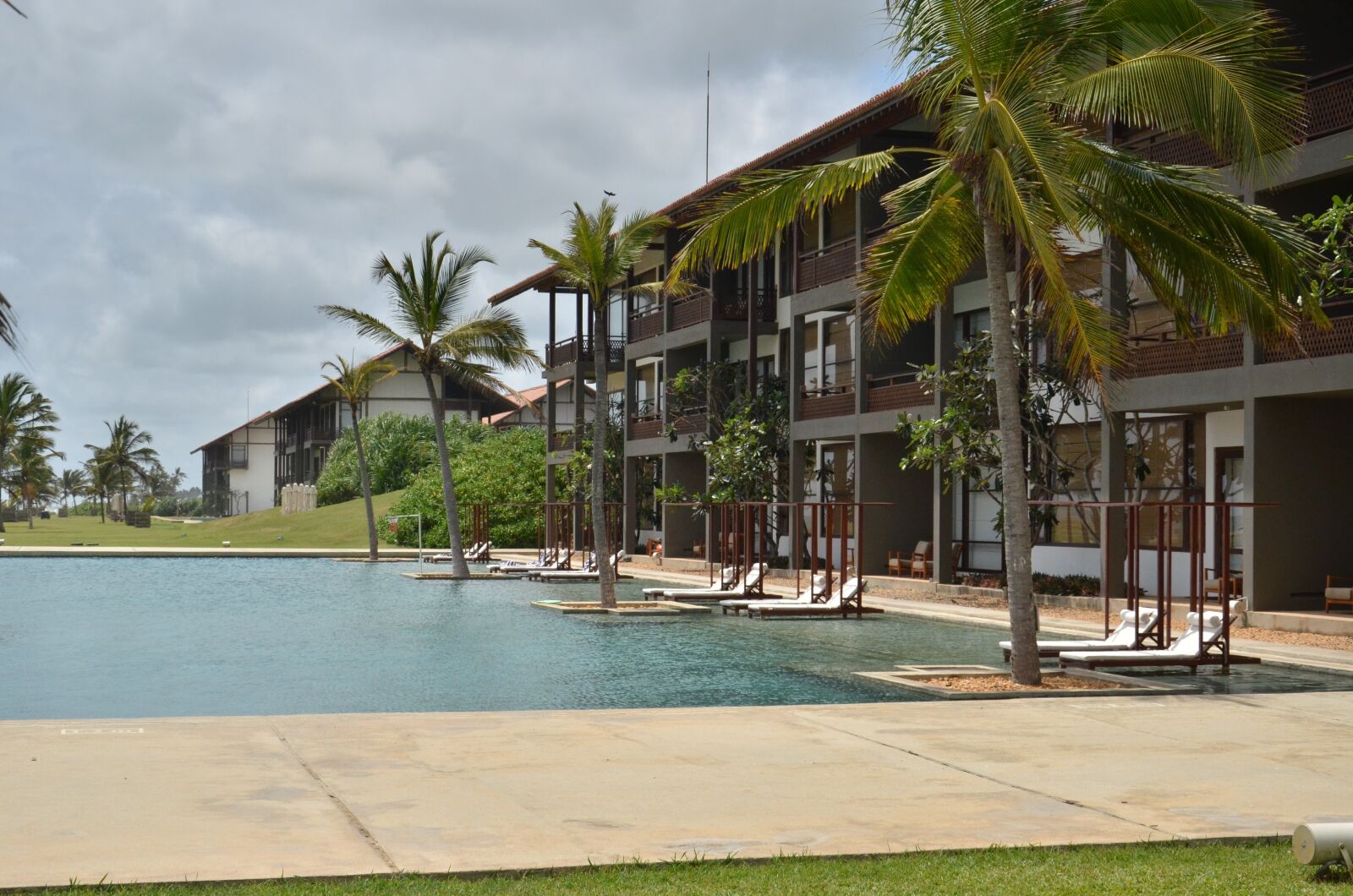 Nikon D7000 sample photo. Hotel, palm, swimming pool photography