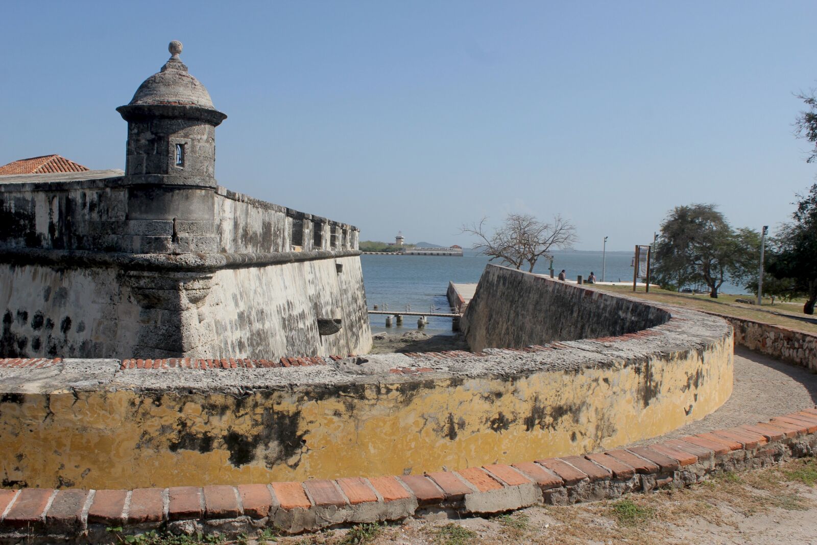 Canon EOS 550D (EOS Rebel T2i / EOS Kiss X4) sample photo. Cartagena, colombia, strong military photography
