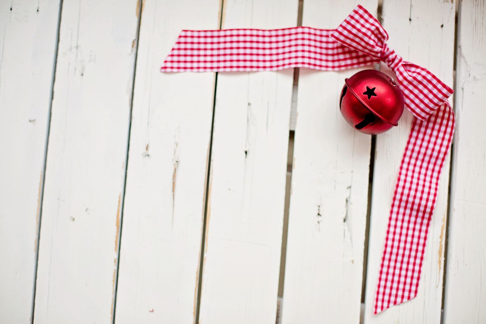 Canon EF 50mm F1.4 USM sample photo. Christmas, red ribbon, text photography