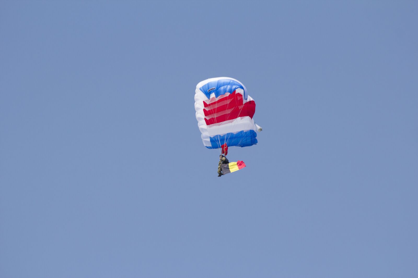 Canon EOS 600D (Rebel EOS T3i / EOS Kiss X5) sample photo. A parachute, a skydiver photography