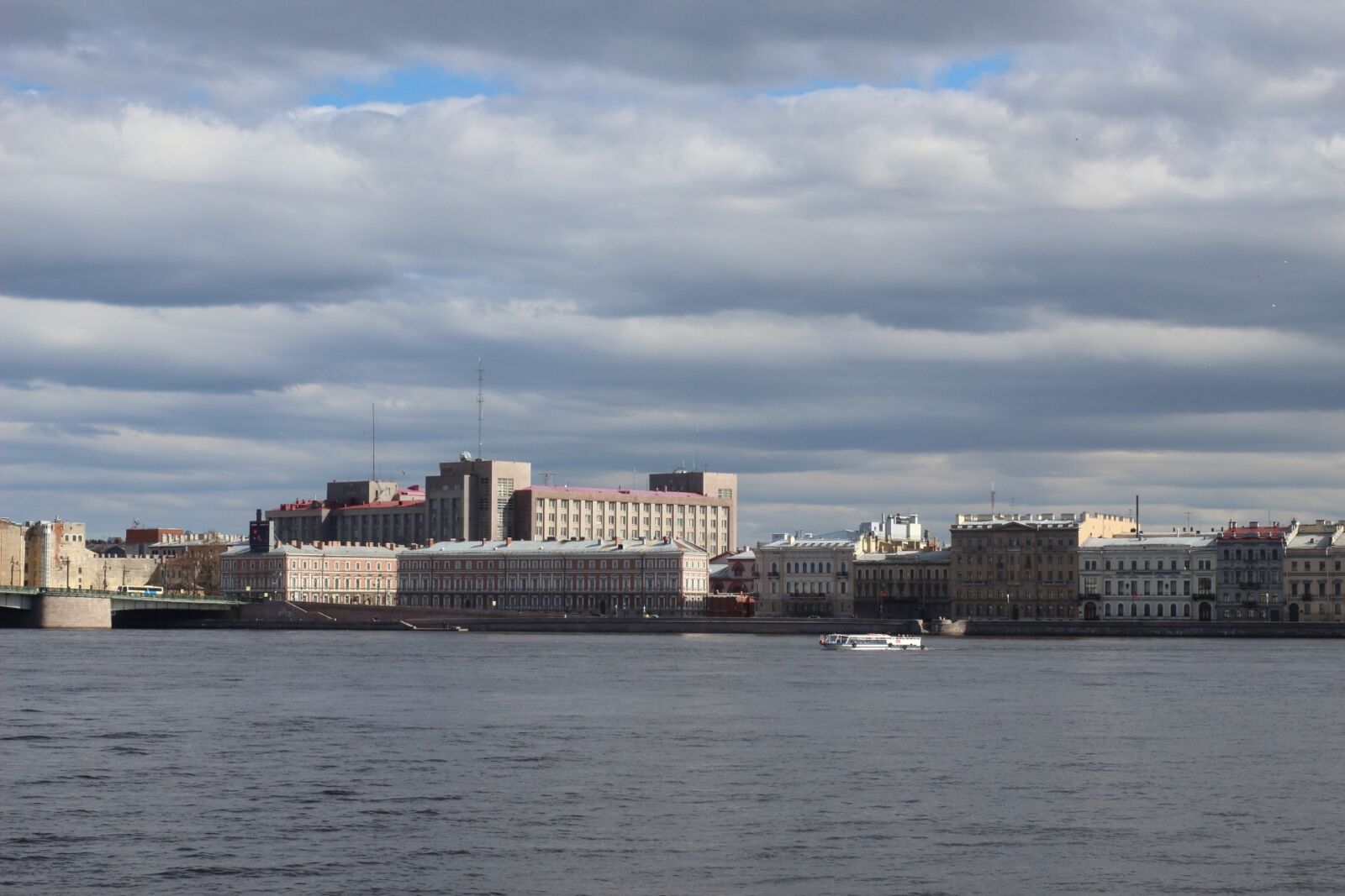 Canon EOS 1200D (EOS Rebel T5 / EOS Kiss X70 / EOS Hi) sample photo. Water, megalopolis, architecture photography