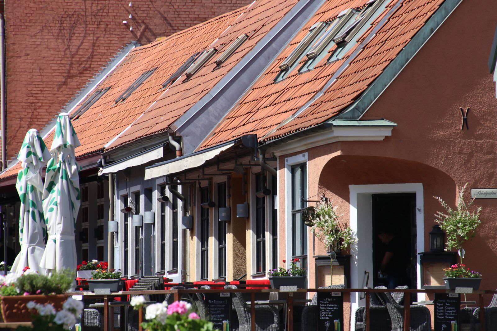 Canon EOS 7D Mark II sample photo. Alfresco, cafe, chairs, door photography