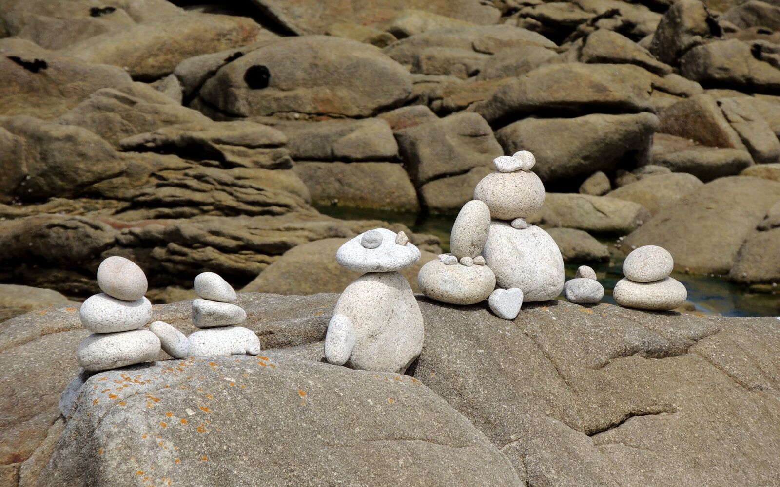 Nikon Coolpix P510 sample photo. Sea, pebble, family photography