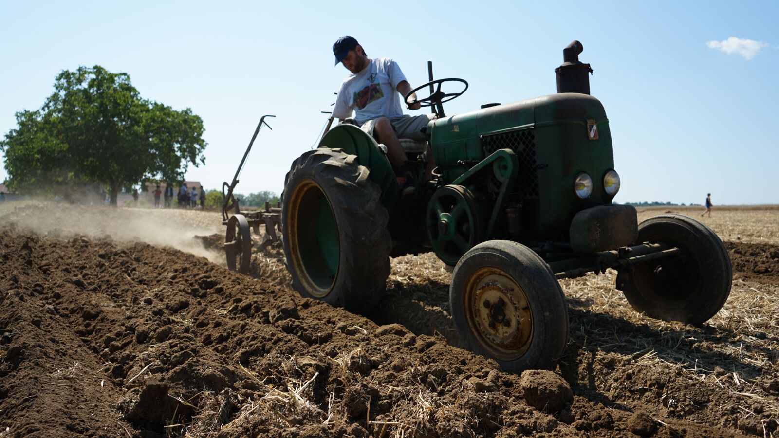 Sony a7 II + Sony FE 28-70mm F3.5-5.6 OSS sample photo. Tractor, culture, agricultural photography
