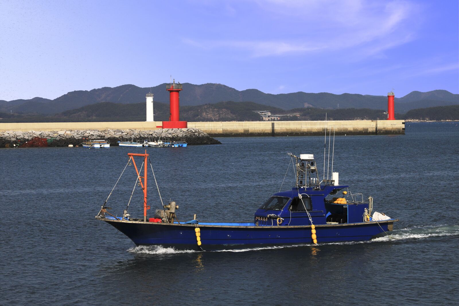Canon EOS 6D Mark II sample photo. Lighthouse, fishing boats, sea photography