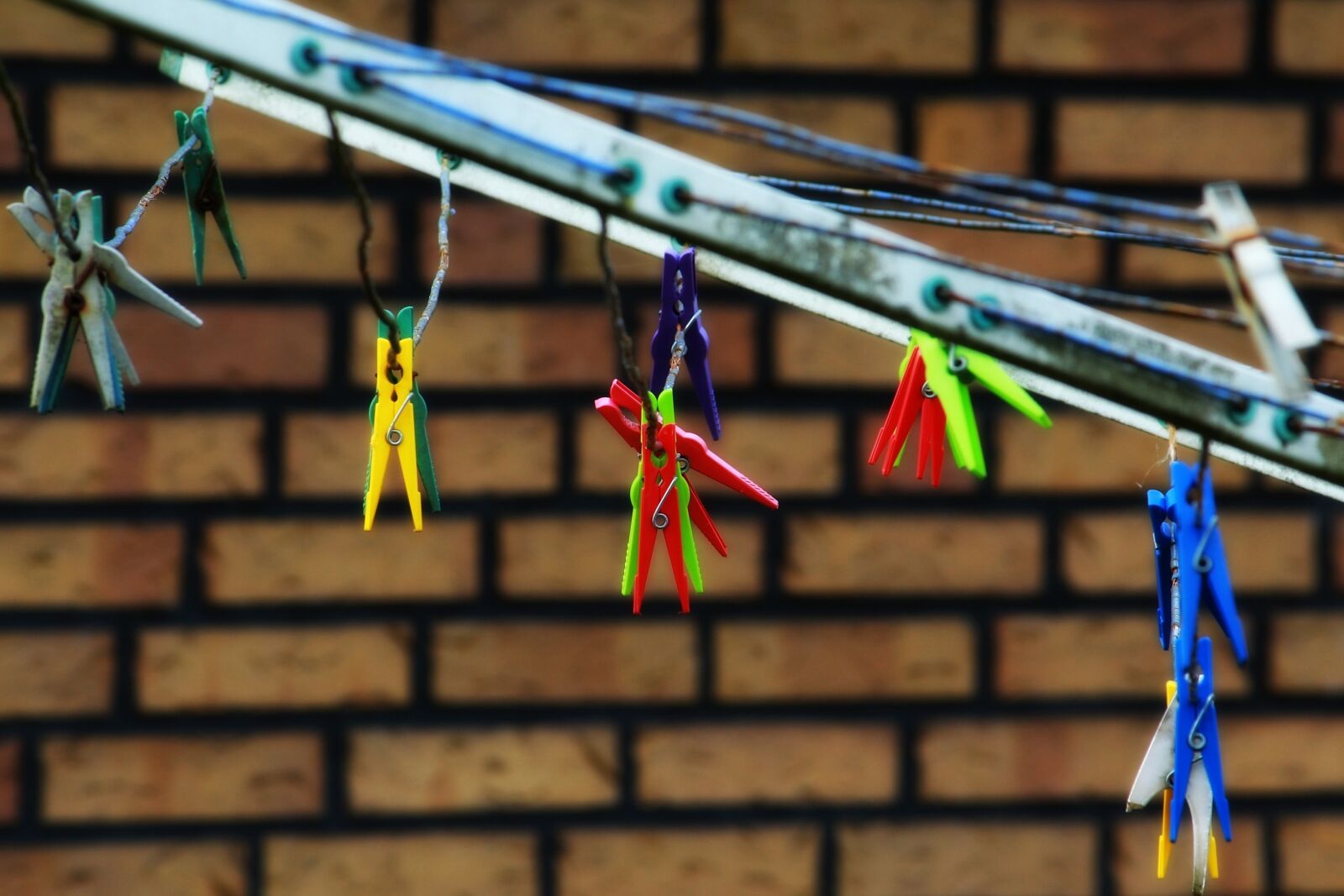 Canon EOS 1200D (EOS Rebel T5 / EOS Kiss X70 / EOS Hi) sample photo. Clothespins, clothes line, hang photography