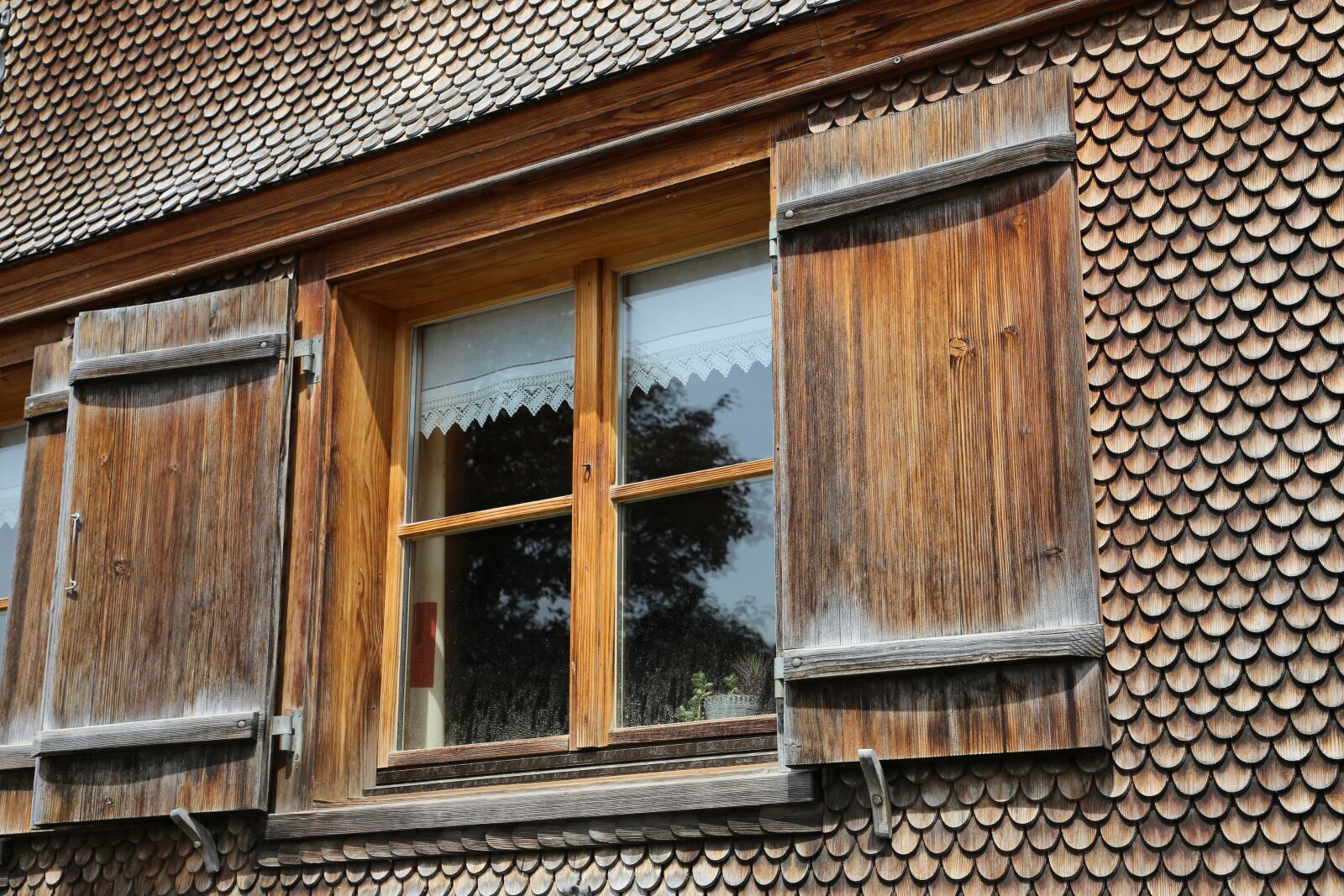 Canon EF 24-105mm F4L IS II USM sample photo. Wooden windows, panel shops photography
