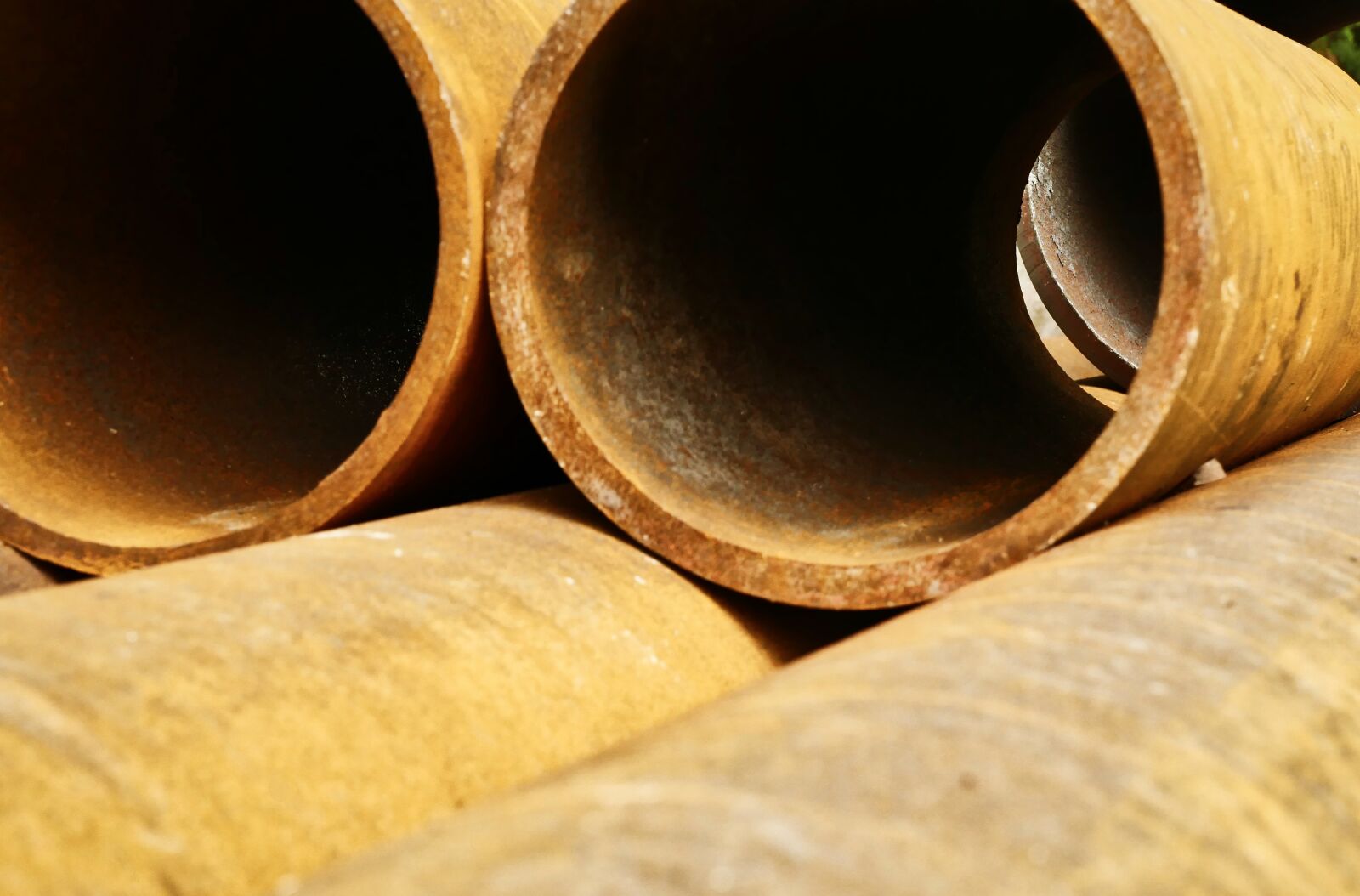 Panasonic Lumix DMC-FZ1000 sample photo. Tube, rust, metal photography