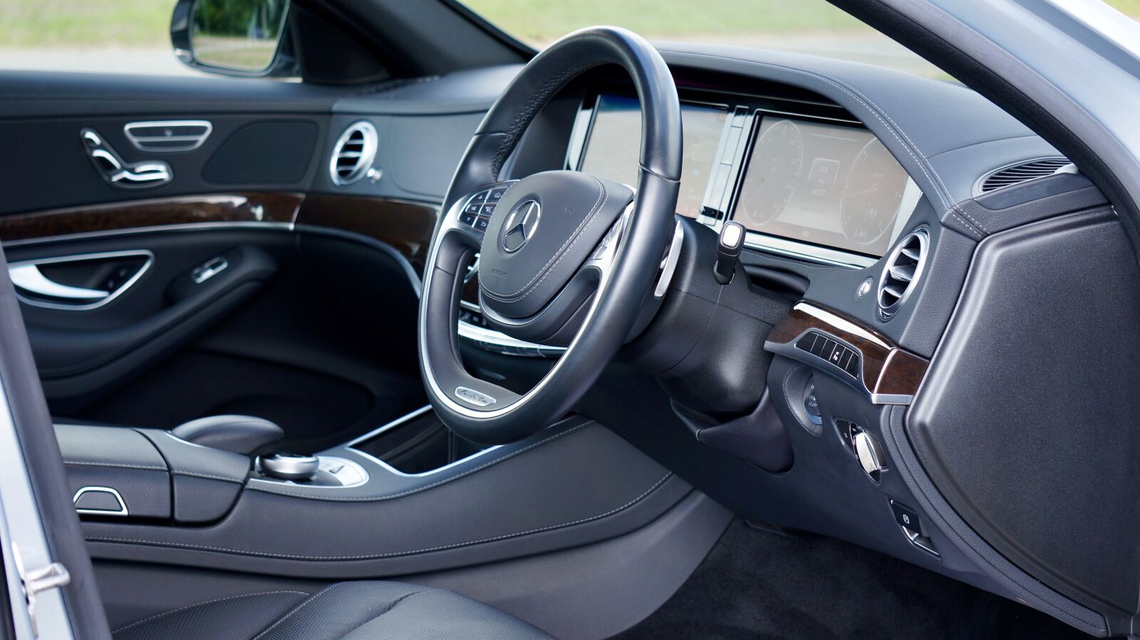 Sony Alpha NEX-5N + Sony E 55-210mm F4.5-6.3 OSS sample photo. Mercedes, interior, auto photography