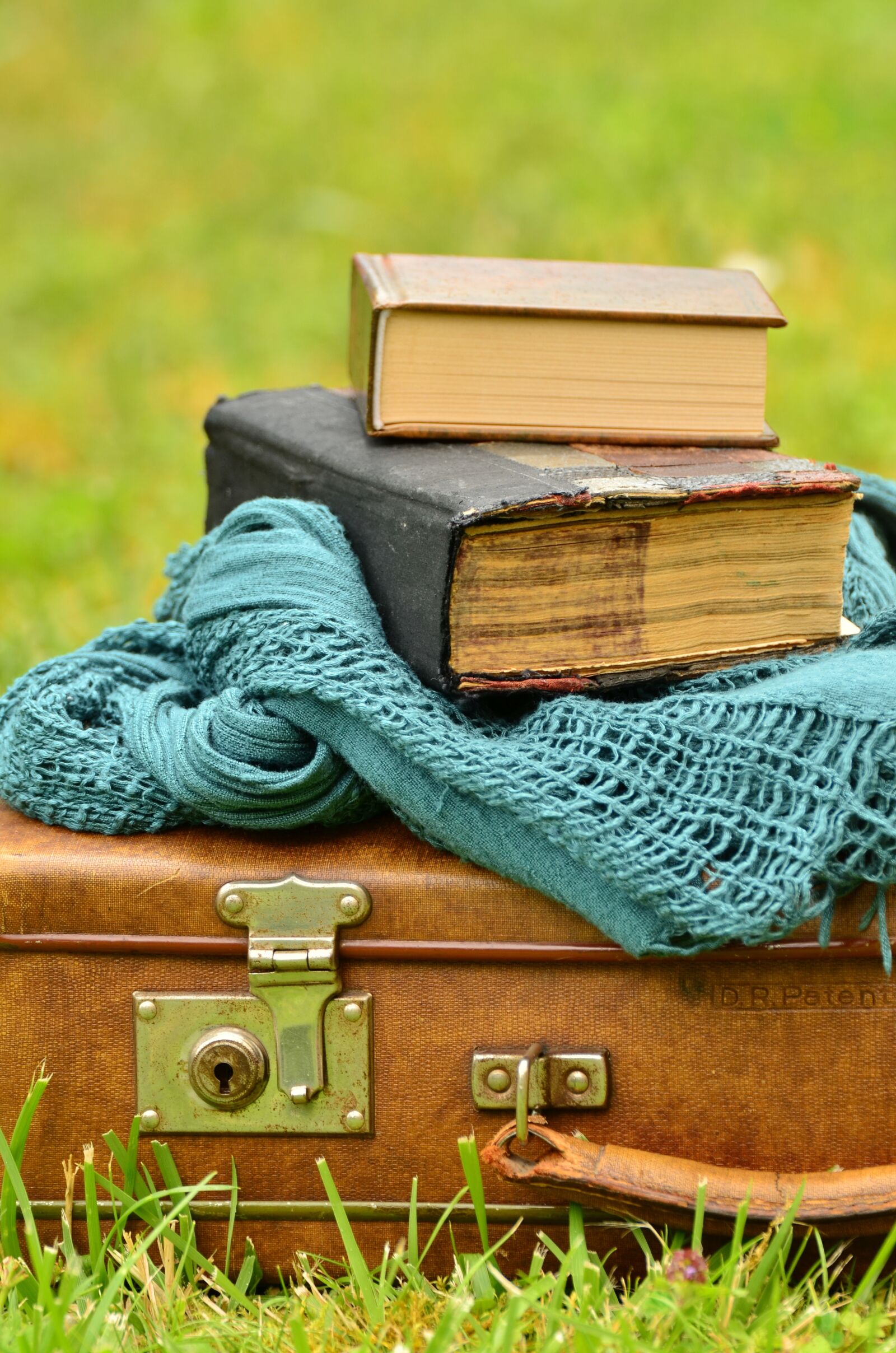 Nikon D5100 sample photo. Luggage, leather suitcase, old photography