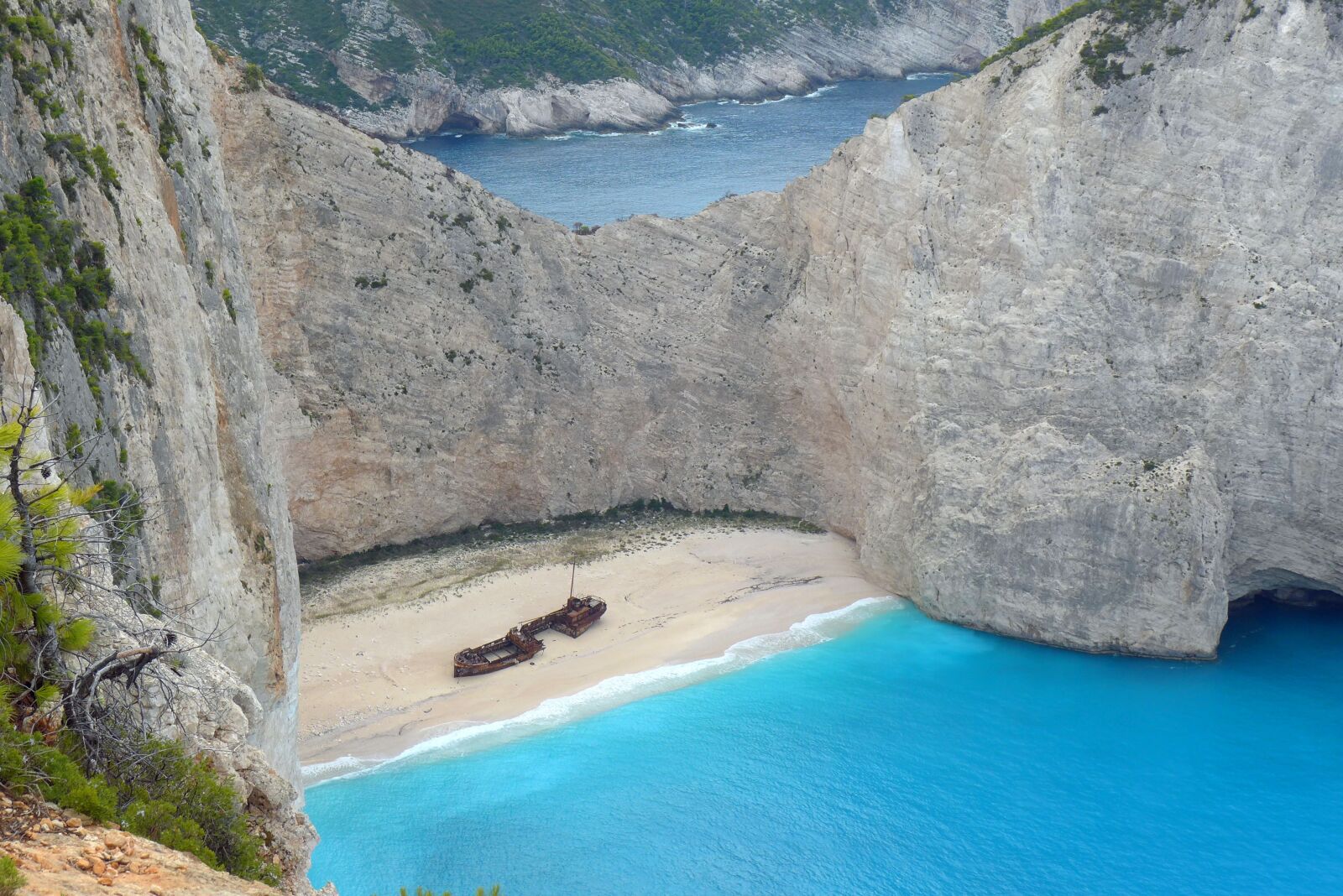 Panasonic Lumix DMC-LX7 sample photo. Shipwreck, greece, rock photography