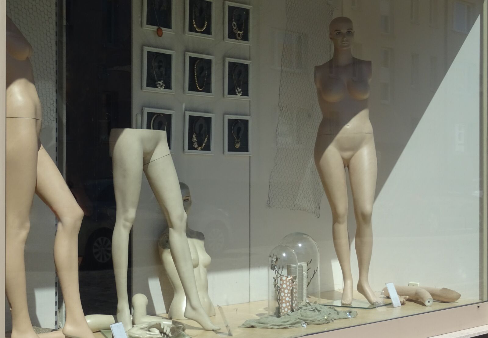 Sony DSC-HX60 sample photo. Window, dolls, fashion photography