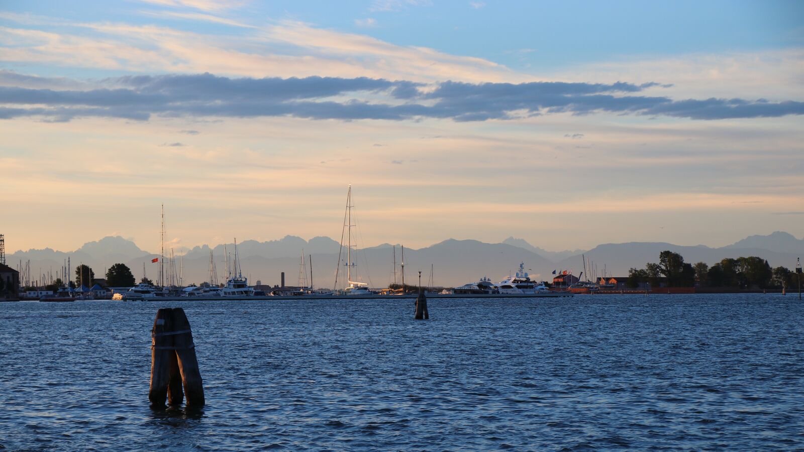 Canon EOS 80D sample photo. Lido, venice, mountains photography