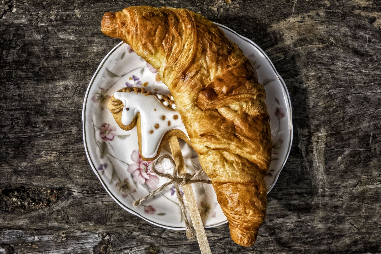Panasonic Lumix DMC-FZ300 sample photo. Croissants, morning, saucer photography