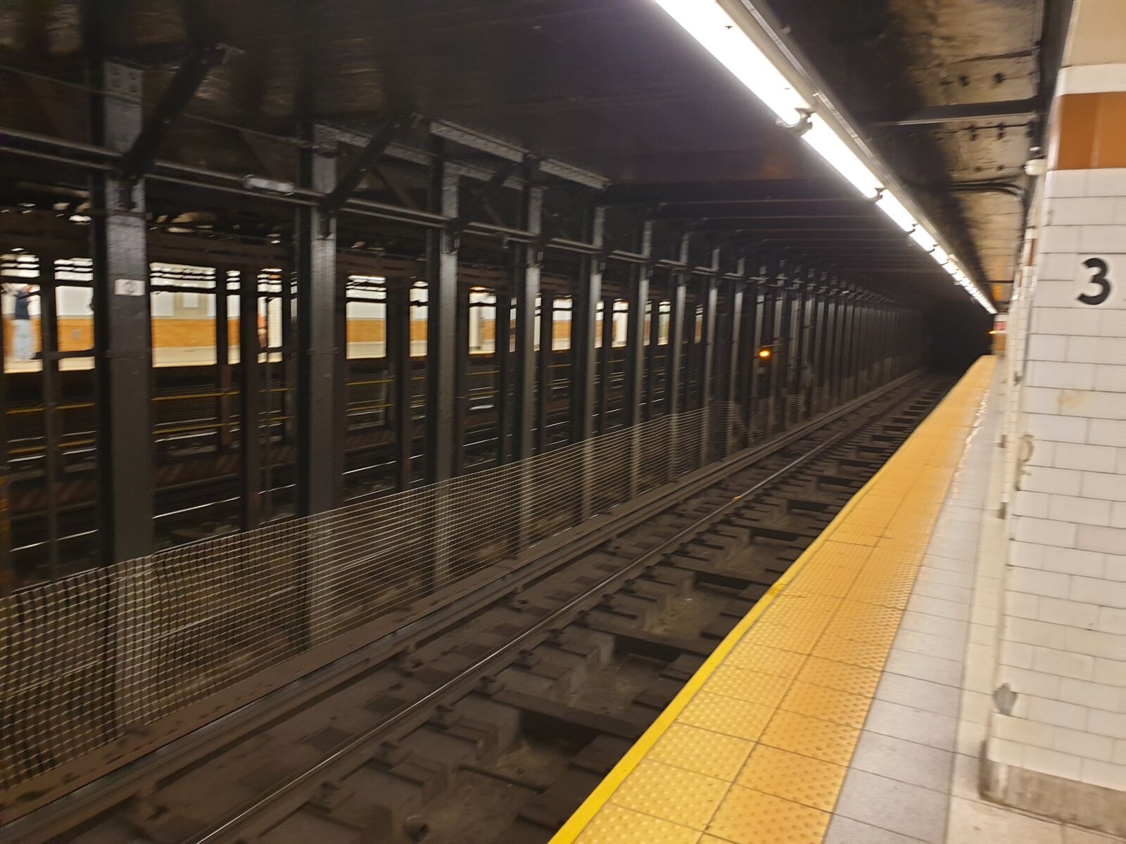 Samsung Galaxy S9 sample photo. Metro, transport, subway photography