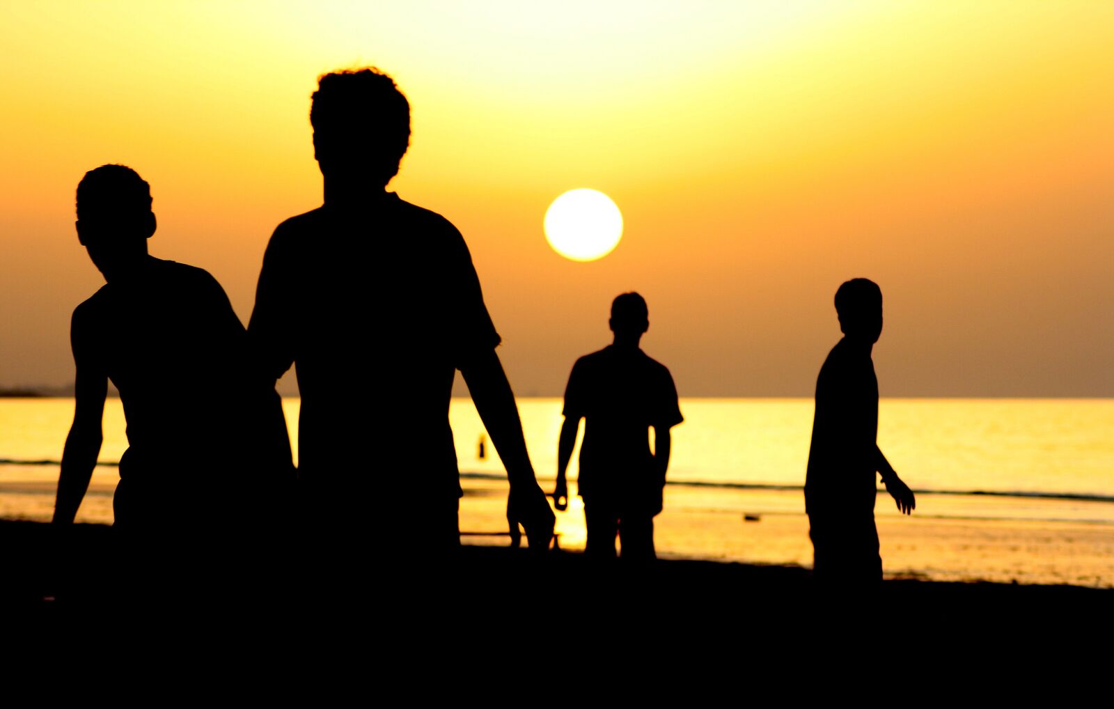 Canon EOS 1000D (EOS Digital Rebel XS / EOS Kiss F) sample photo. Beach, ocean, people photography