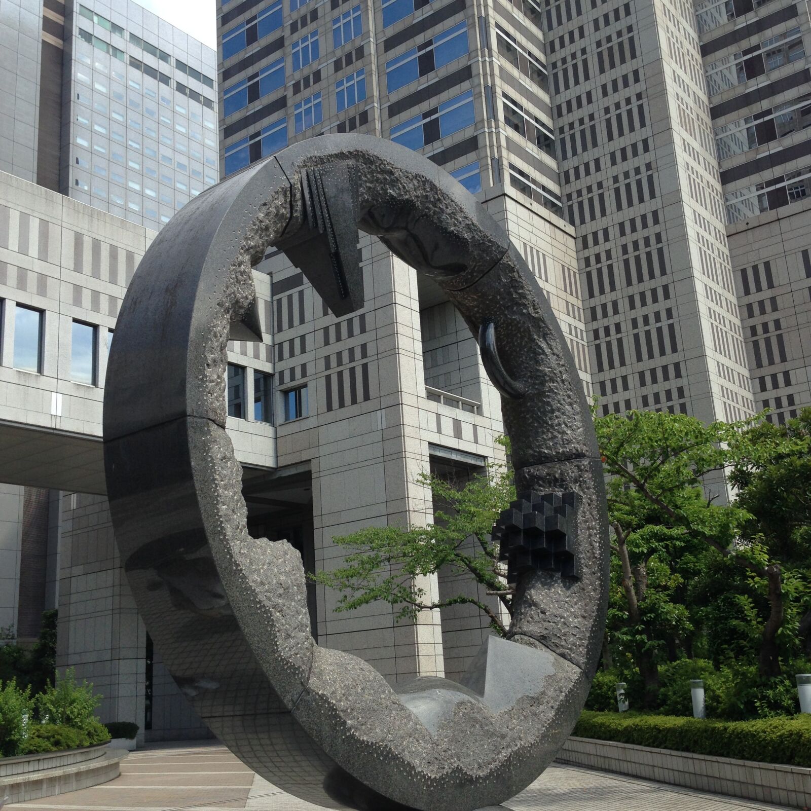 iPhone 5c back camera 4.12mm f/2.4 sample photo. Shinjuku, empty pedestal, nobuo photography