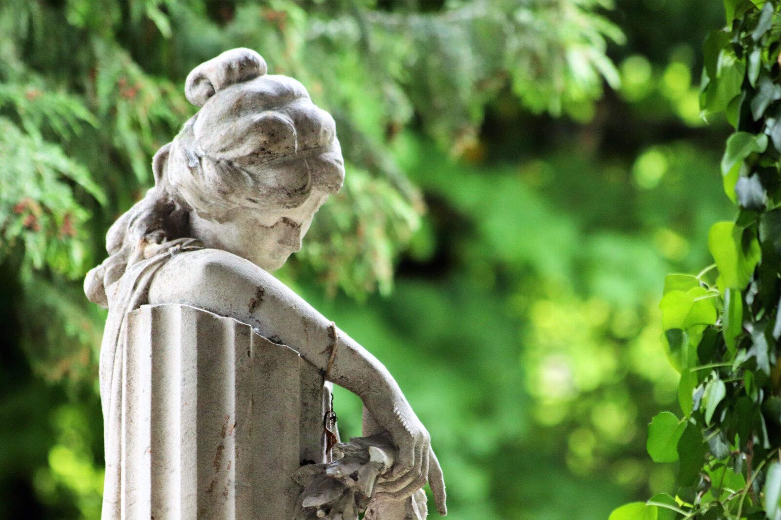 Canon EOS 200D (EOS Rebel SL2 / EOS Kiss X9) sample photo. Woman, sculpture, monument photography