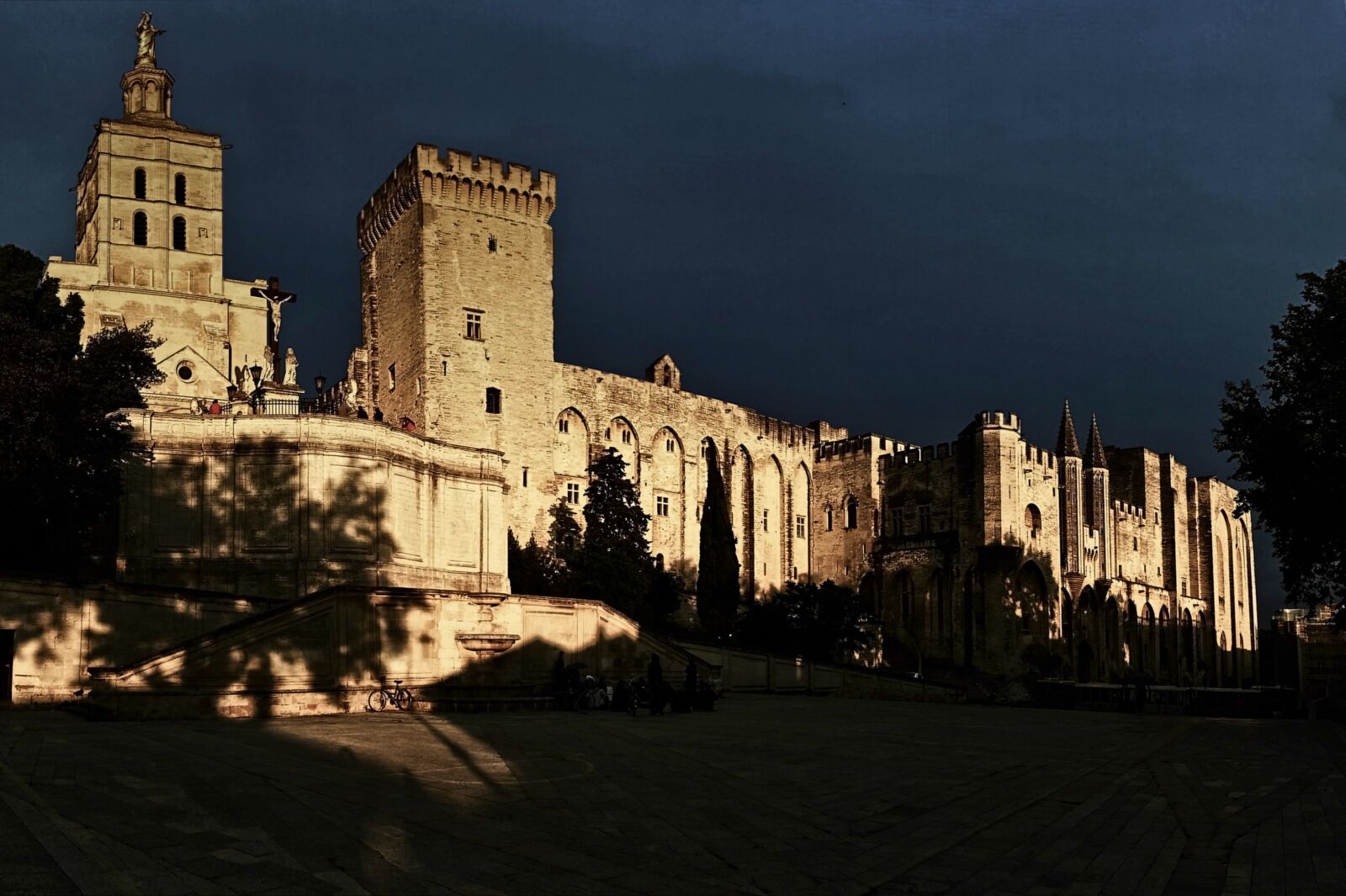 Sony E 16-50mm F3.5-5.6 PZ OSS sample photo. Architecture, palace, city photography