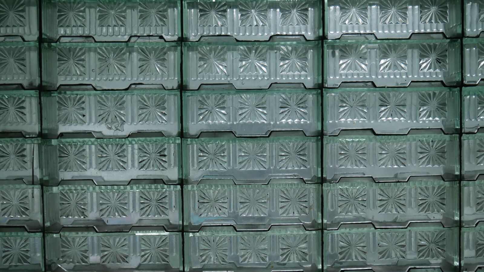 Panasonic Lumix DMC-G7 sample photo. Glass, wall, glass panes photography
