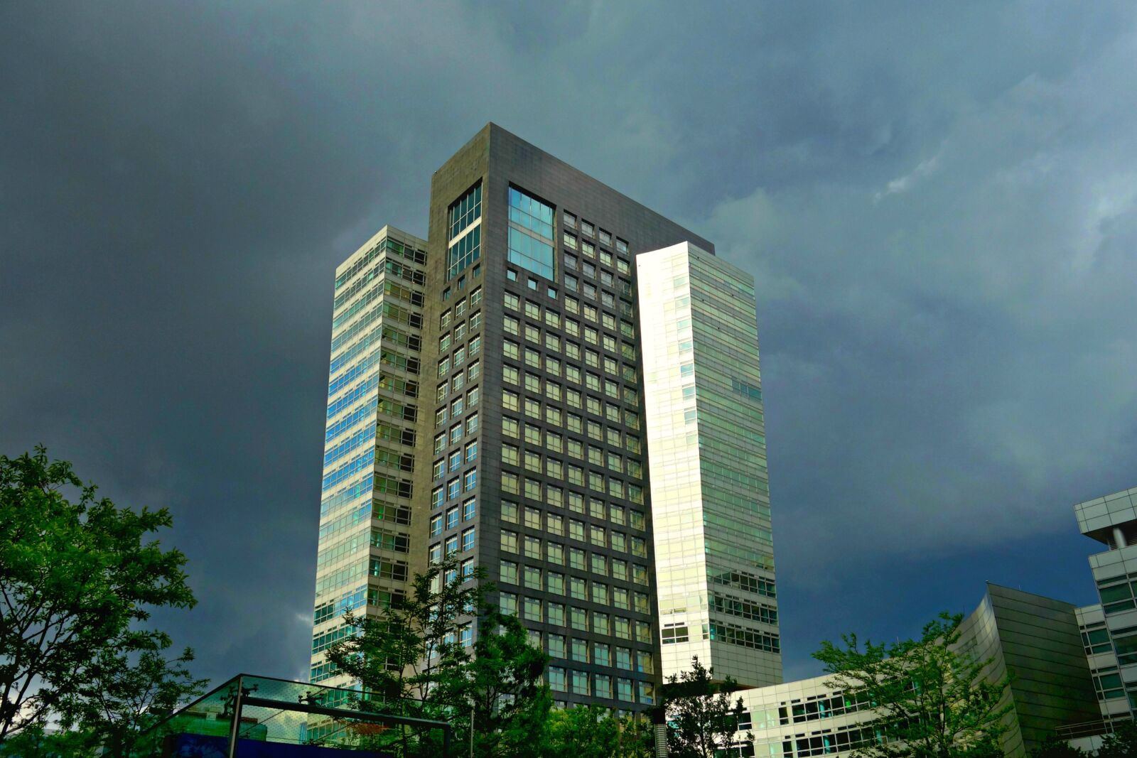 Sony Cyber-shot DSC-RX100 sample photo. High rise, skyscraper, modern photography