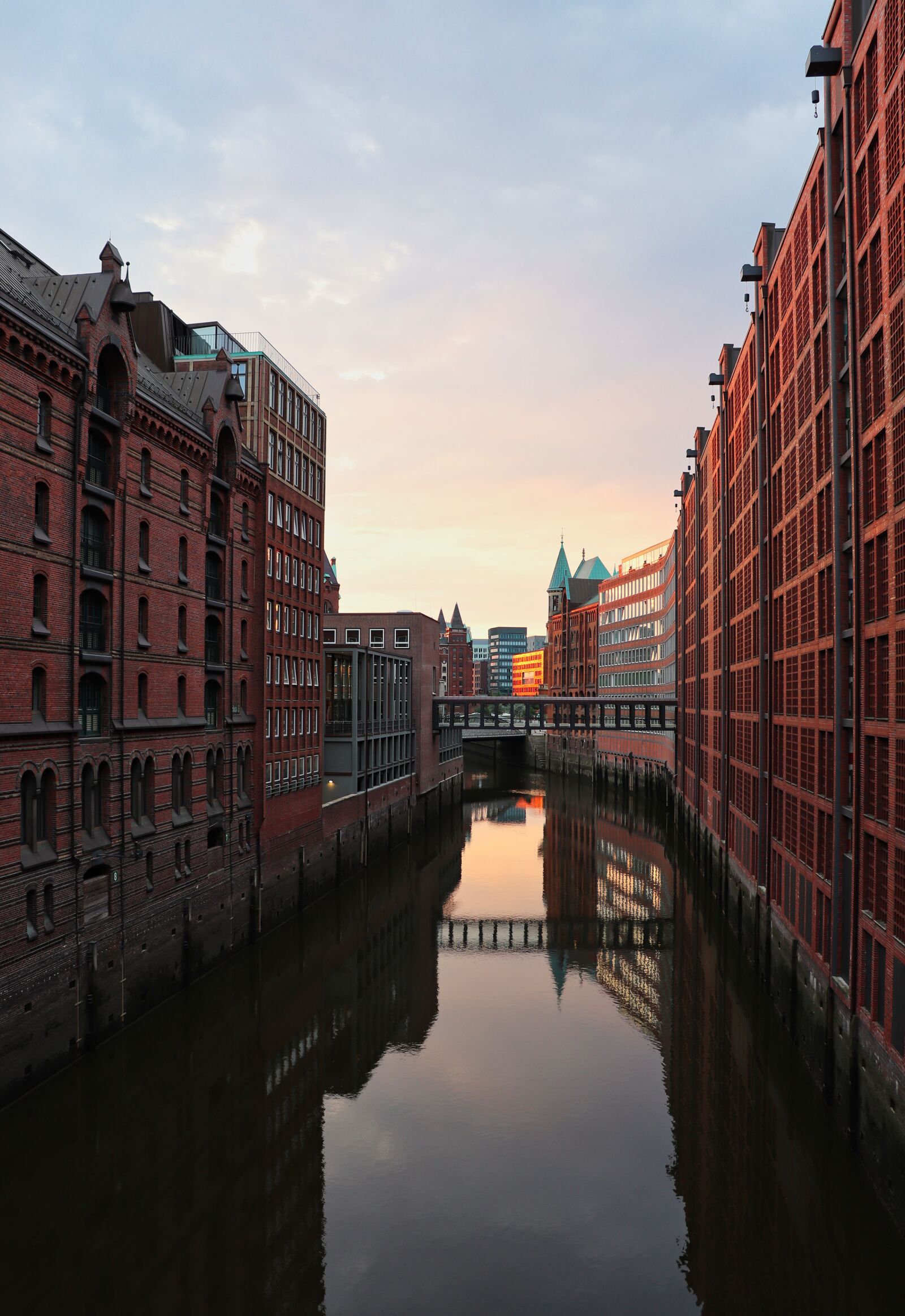 Canon EOS 200D (EOS Rebel SL2 / EOS Kiss X9) sample photo. Hamburg, fleet, architecture photography