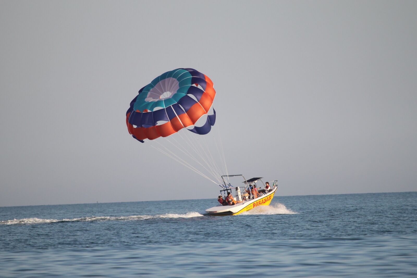 Canon EOS 500D (EOS Rebel T1i / EOS Kiss X3) sample photo. Parachute, water, beach photography