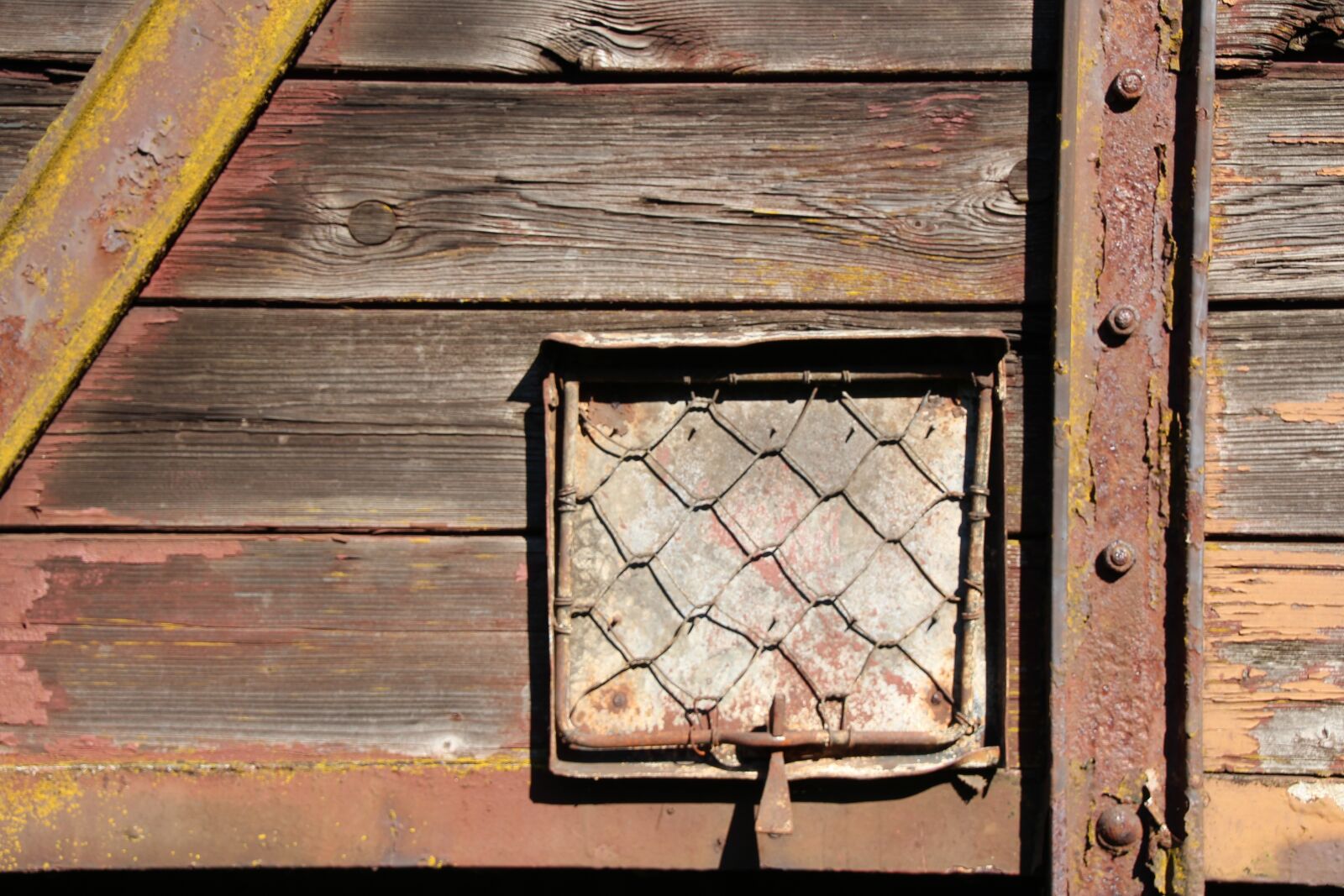 Canon EOS 1200D (EOS Rebel T5 / EOS Kiss X70 / EOS Hi) sample photo. Wood, wagon, disused trains photography