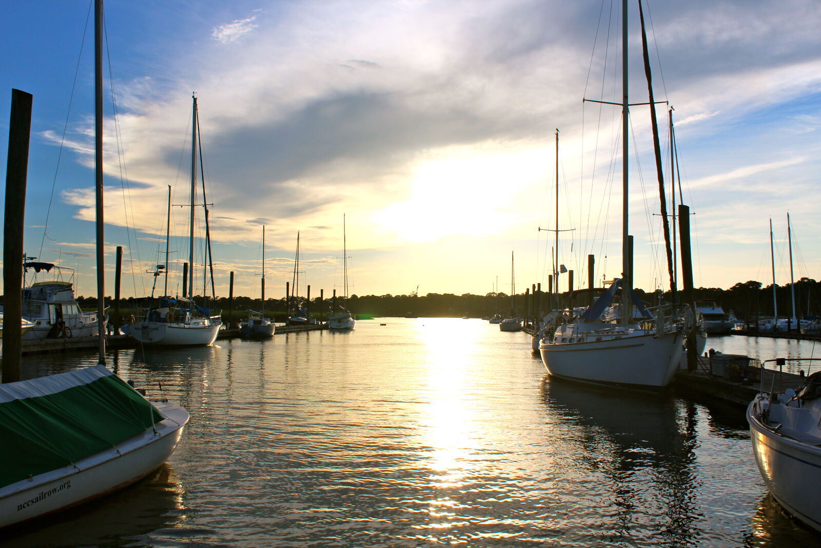 Canon EOS 1200D (EOS Rebel T5 / EOS Kiss X70 / EOS Hi) sample photo. Bay, boat, dock, ocean photography