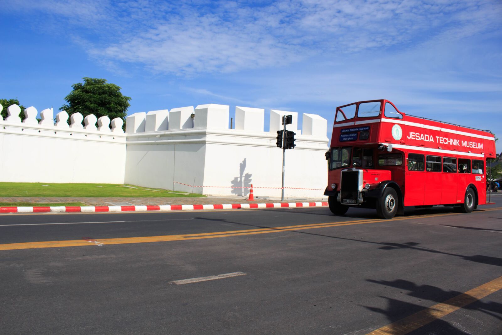 Canon EOS 700D (EOS Rebel T5i / EOS Kiss X7i) sample photo. Vehicle, the wall, white photography