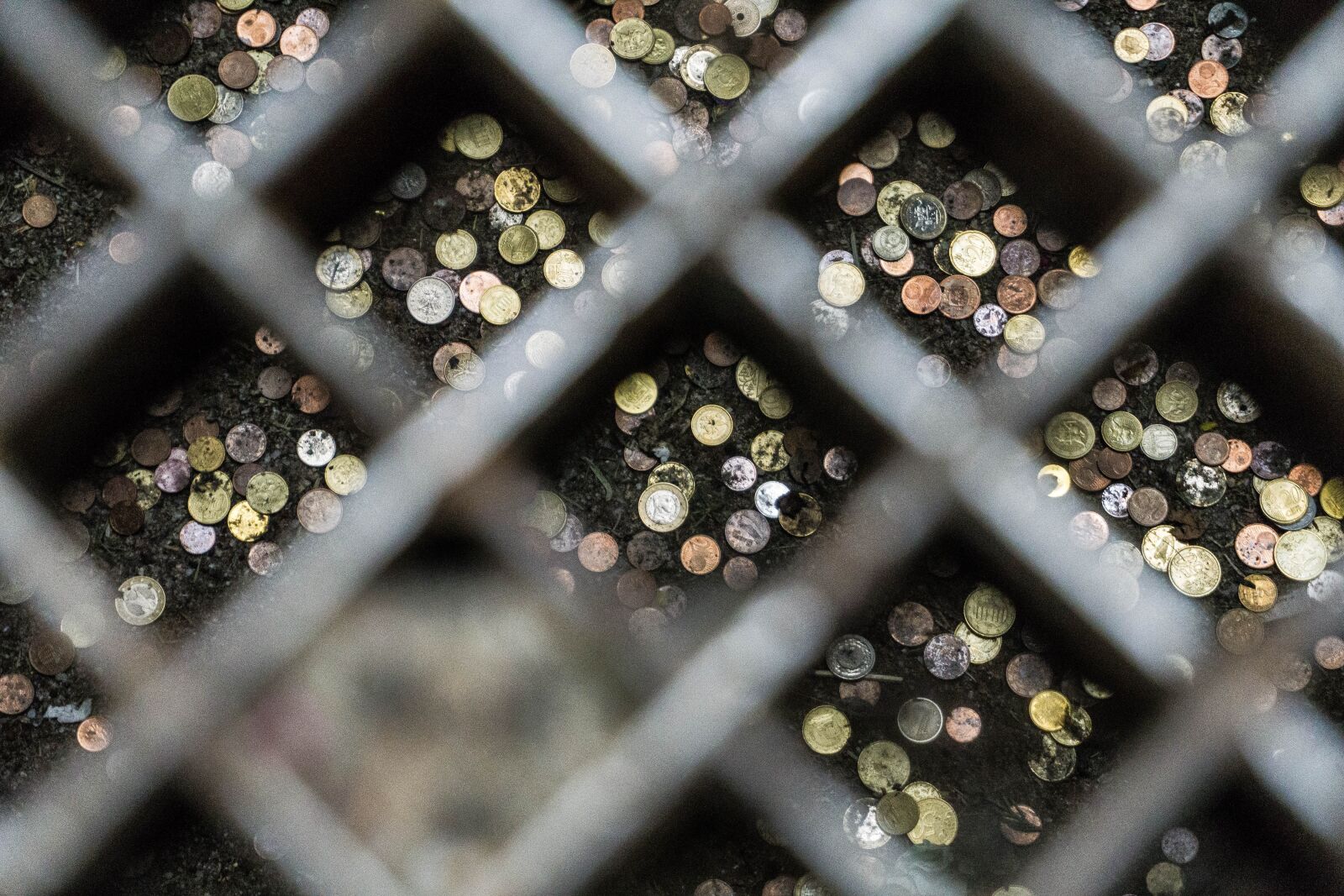 Sony E 16-50mm F3.5-5.6 PZ OSS sample photo. Coins, grille, church photography