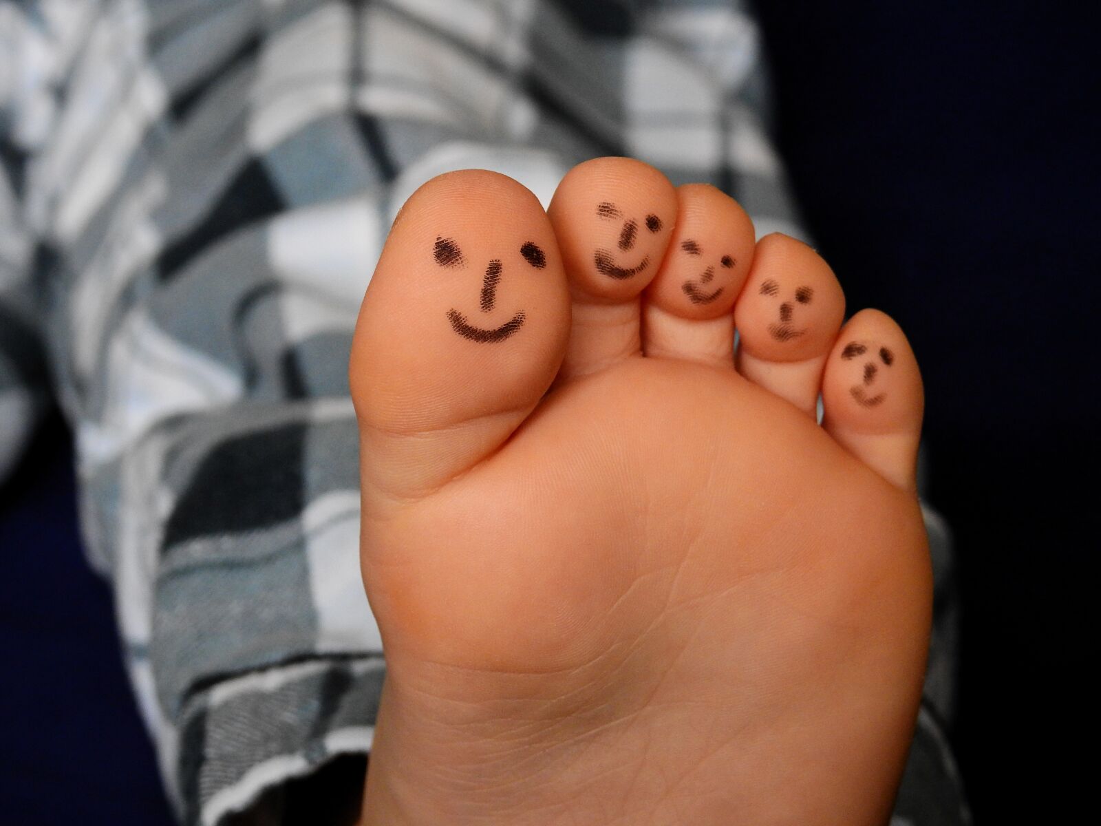 Nikon Coolpix P900 sample photo. Feet, ten, barefoot photography