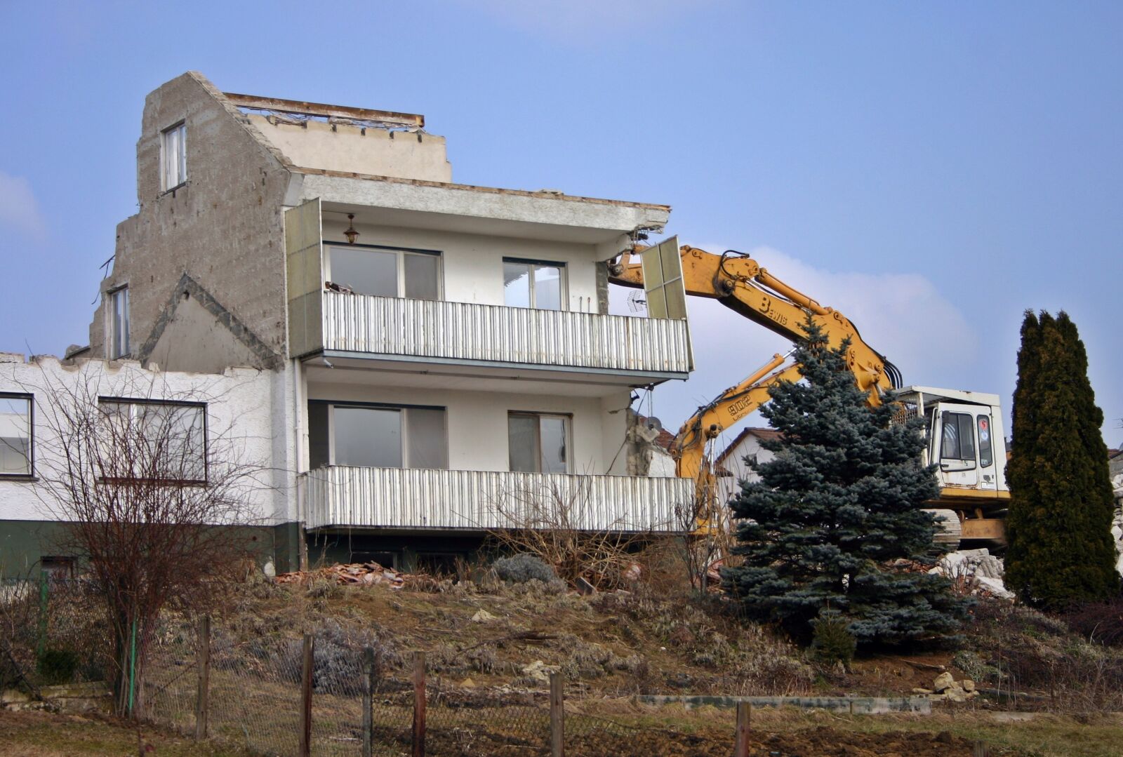 Canon EOS 300D (EOS Digital Rebel / EOS Kiss Digital) sample photo. Crash, demolition, house photography