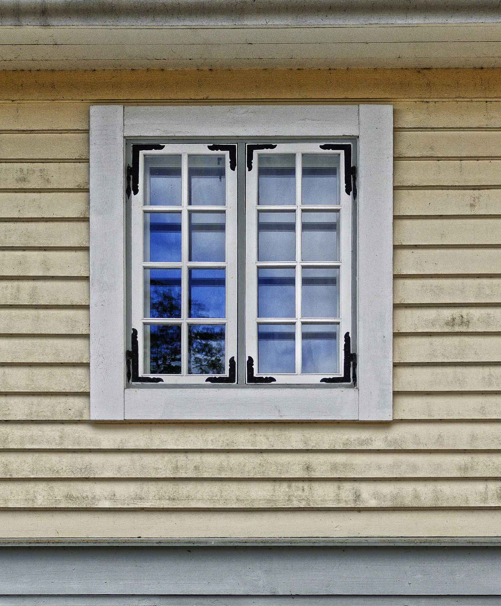 Panasonic Lumix DMC-FZ1000 sample photo. Window, wooden windows, timber photography