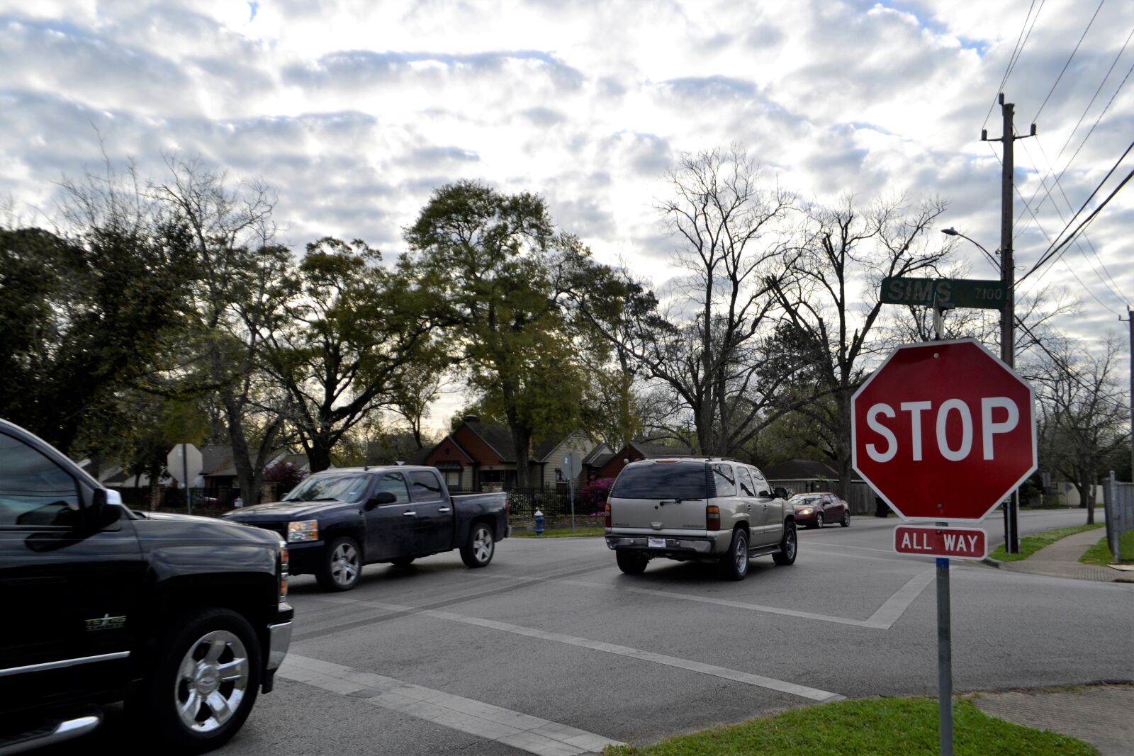 Nikon D3100 sample photo. Ford, toyota, road photography