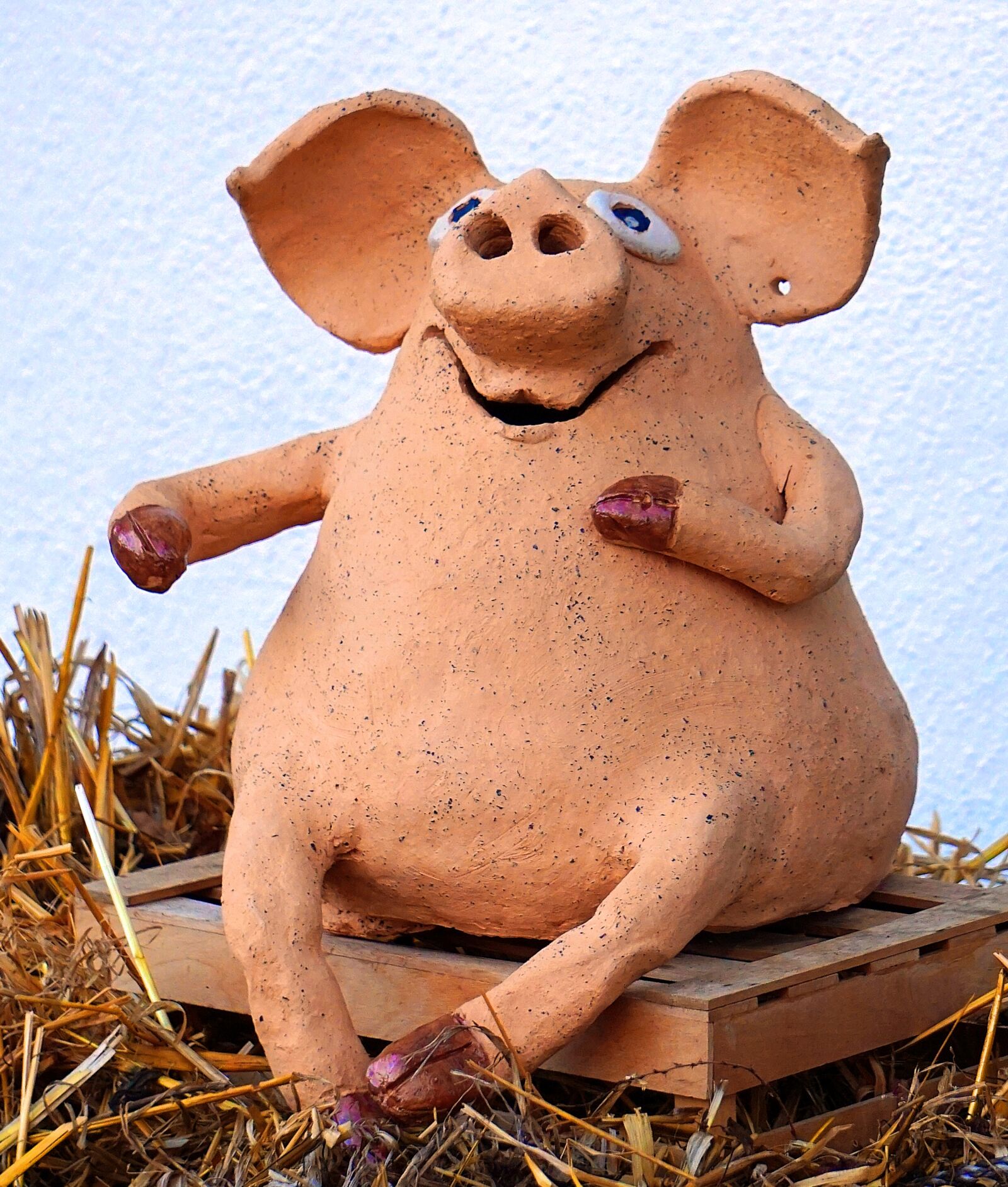 Sony Alpha a5000 (ILCE 5000) + Sony E 55-210mm F4.5-6.3 OSS sample photo. Pig, sculpture, statue photography