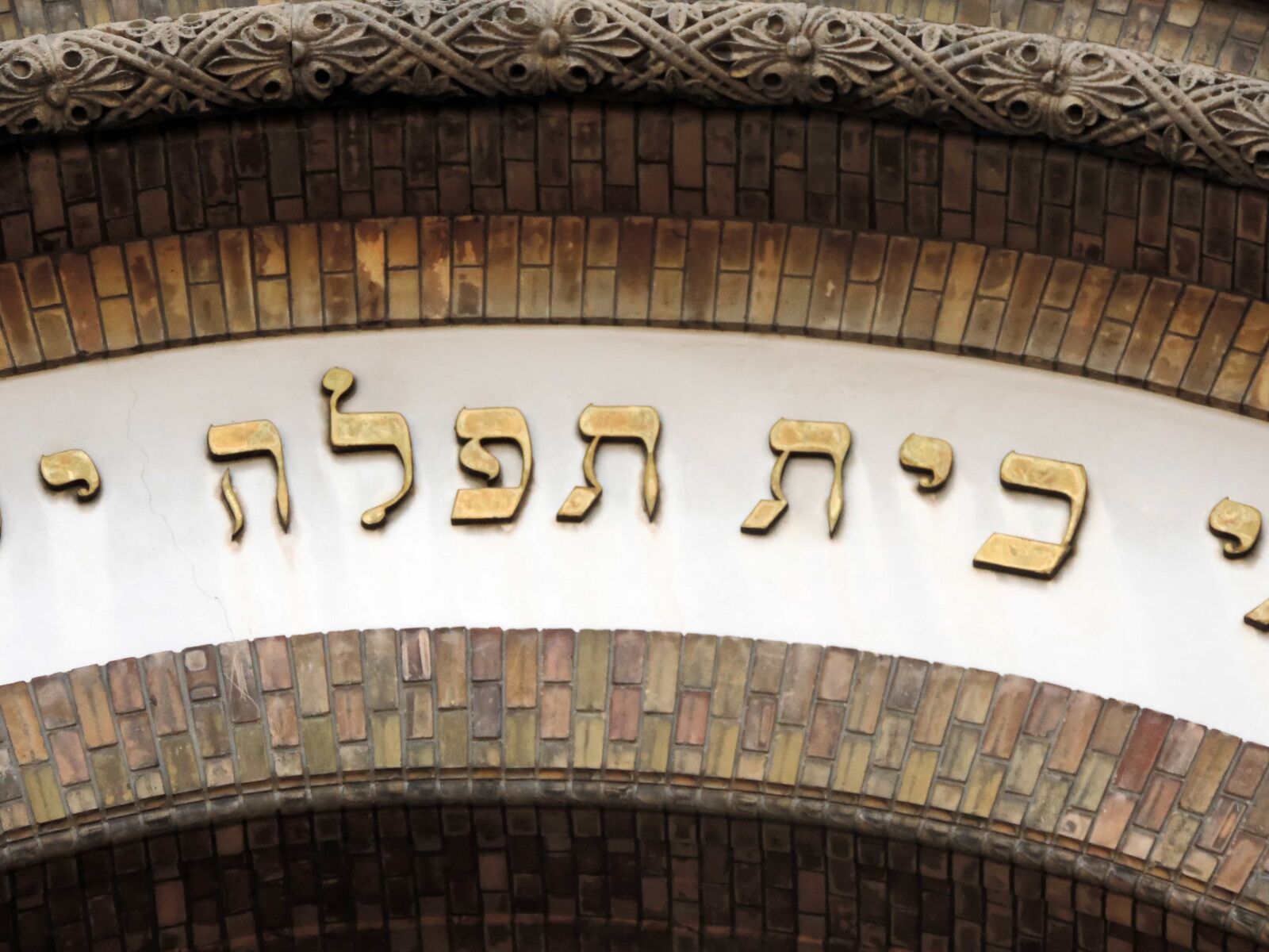 Nikon Coolpix P520 sample photo. Decoration, facade, gold, religious photography