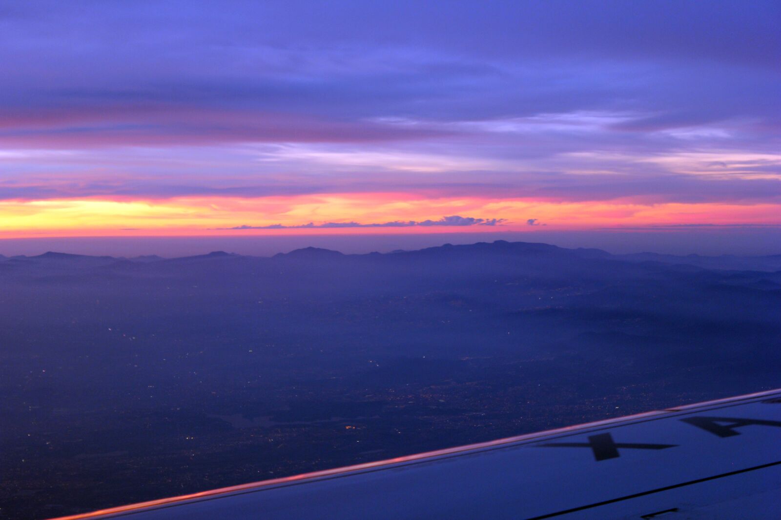 Canon EOS 600D (Rebel EOS T3i / EOS Kiss X5) sample photo. Dawn, plane, horizon photography