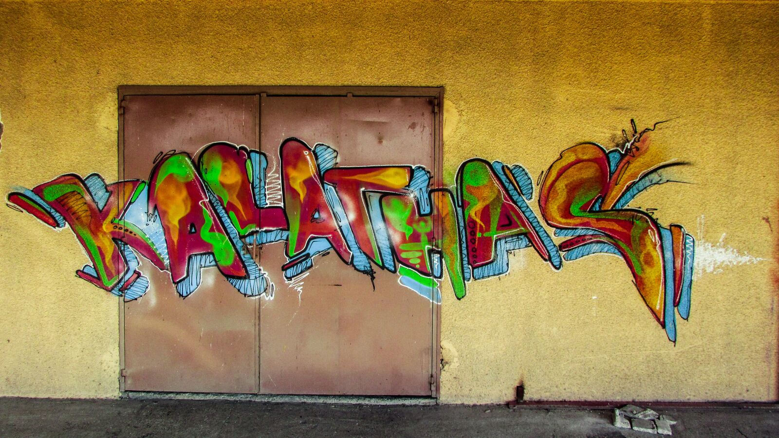 Canon PowerShot SX400 IS sample photo. Graffiti, colorful, door photography
