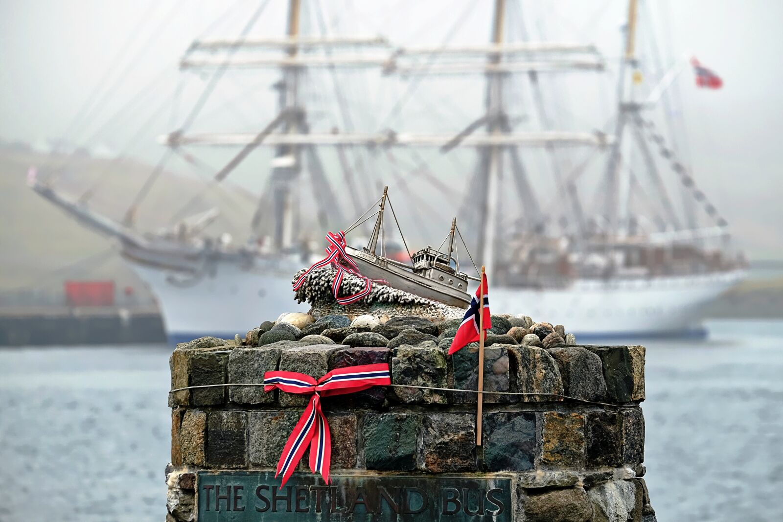 Fujifilm X-T1 sample photo. Memorial, shetland bus, shetland photography