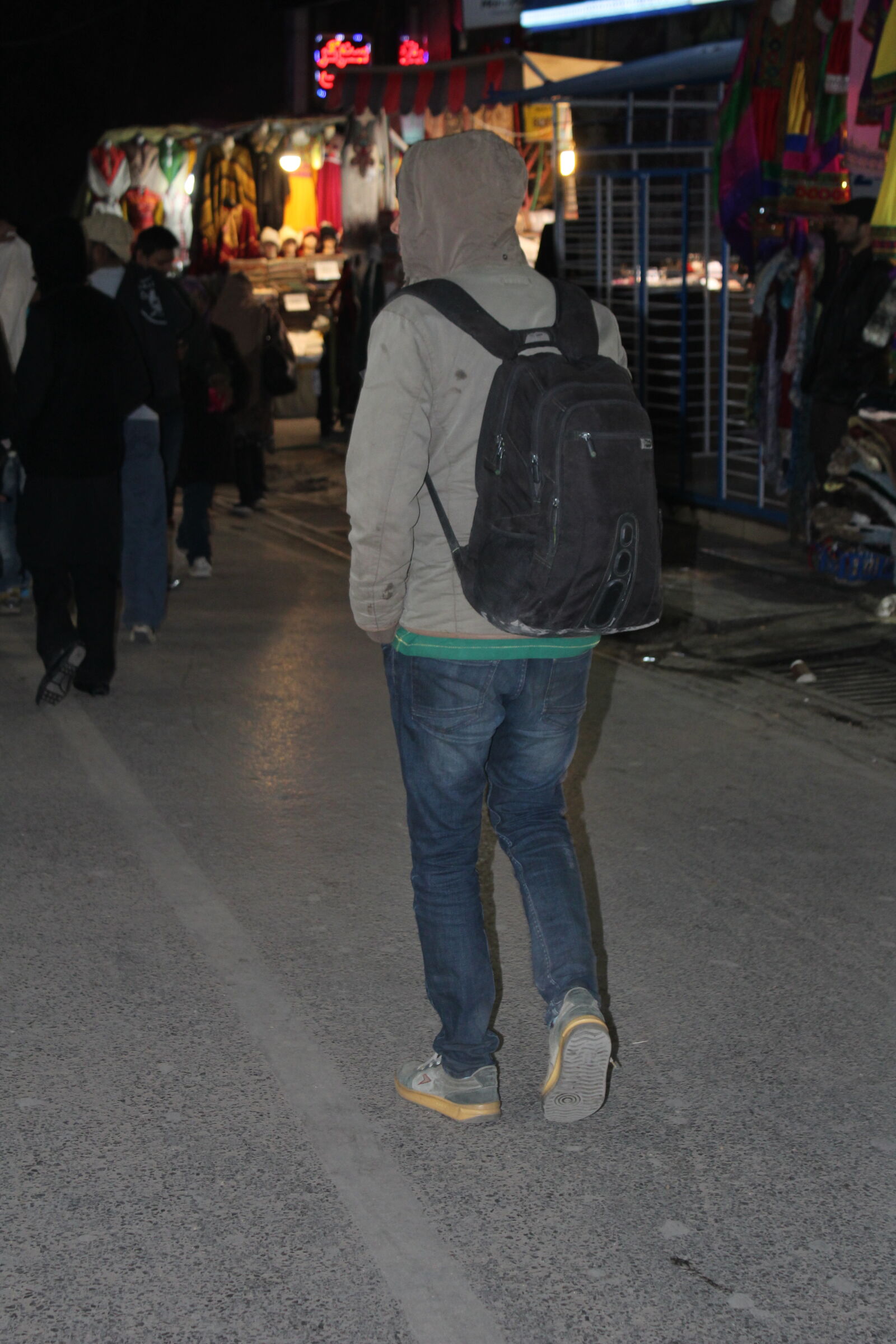 Canon EOS 1200D (EOS Rebel T5 / EOS Kiss X70 / EOS Hi) sample photo. Crawler, late, night, market photography