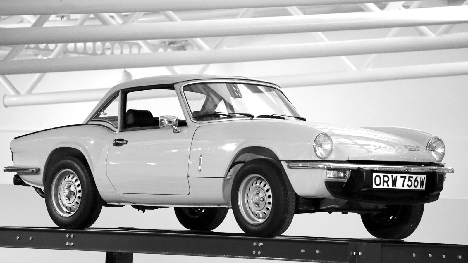 Sony E 55-210mm F4.5-6.3 OSS sample photo. Car, old, old cars photography