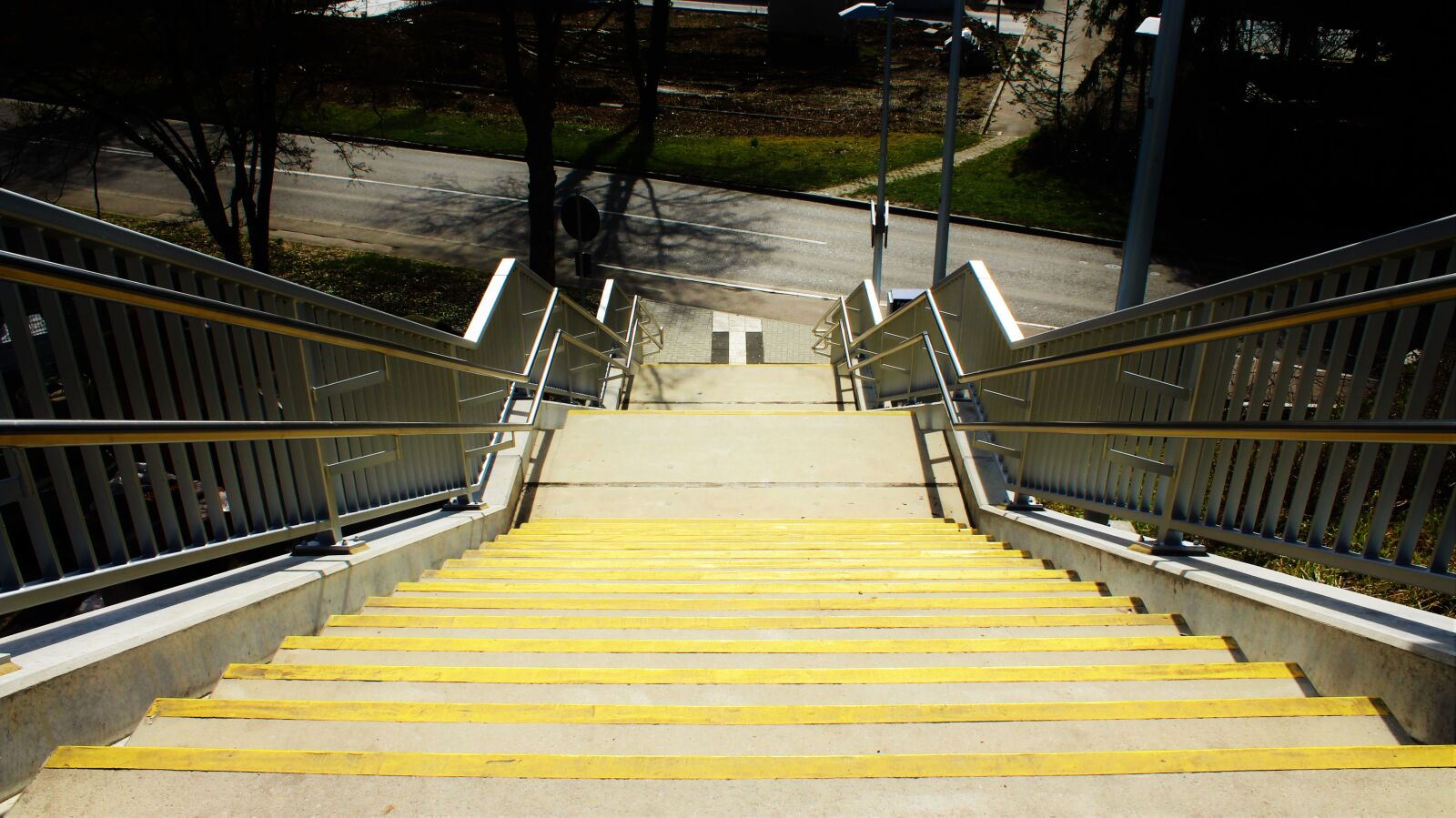 Canon EOS 1300D (EOS Rebel T6 / EOS Kiss X80) sample photo. Stairs, yellow, road photography