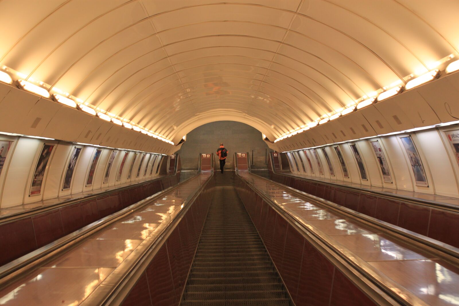 Canon EOS 500D (EOS Rebel T1i / EOS Kiss X3) sample photo. Escalator, stairs, metro photography
