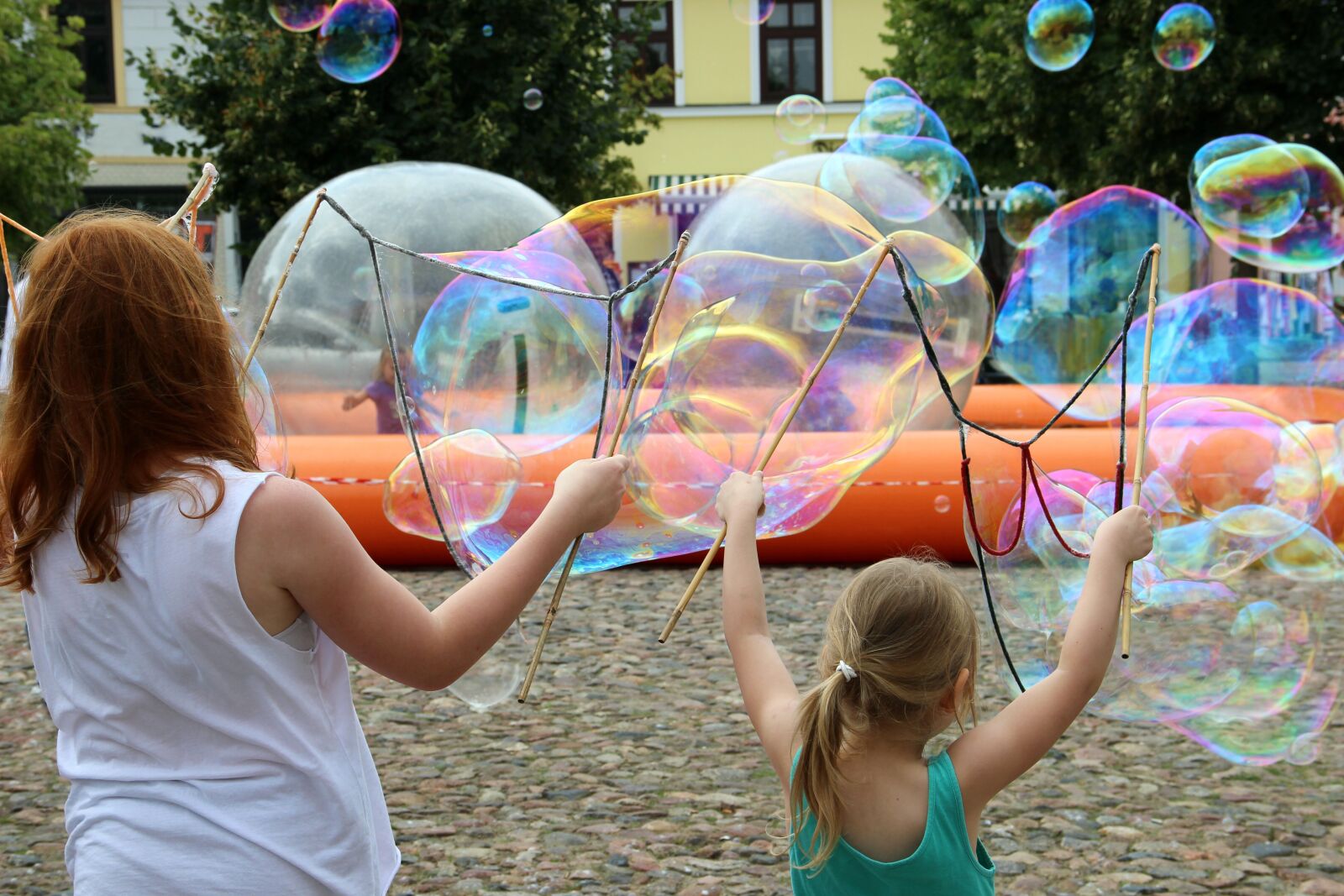 Canon EOS 600D (Rebel EOS T3i / EOS Kiss X5) sample photo. Soap bubbles, children, play photography
