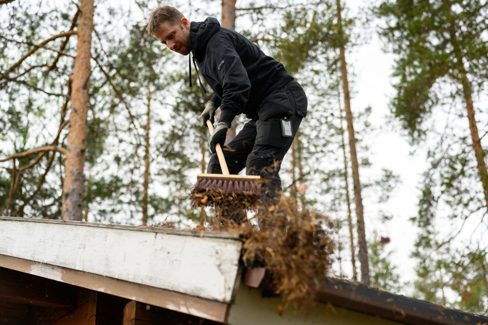 Nikon Z9 sample photo. Roof cleaner photography