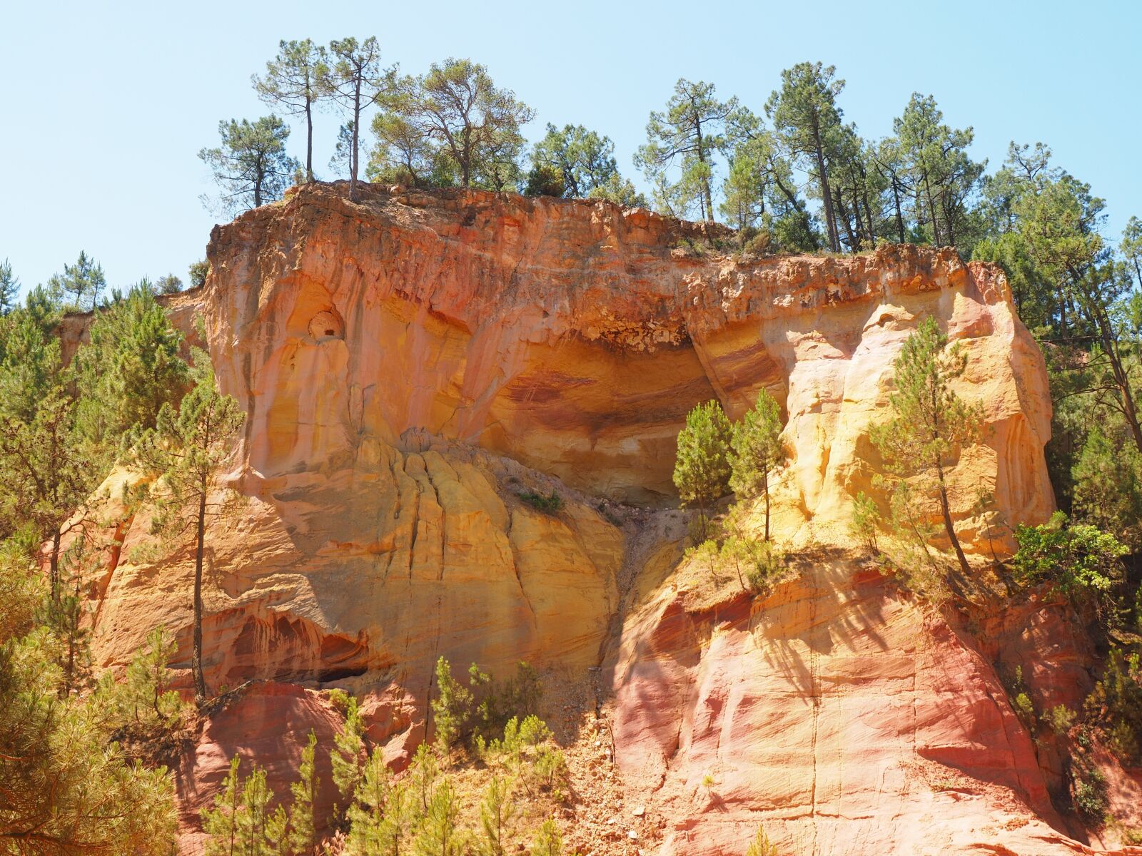 Olympus OM-D E-M1 + Olympus M.Zuiko Digital ED 12-40mm F2.8 Pro sample photo. Ocher rocks, ocher, ocher photography