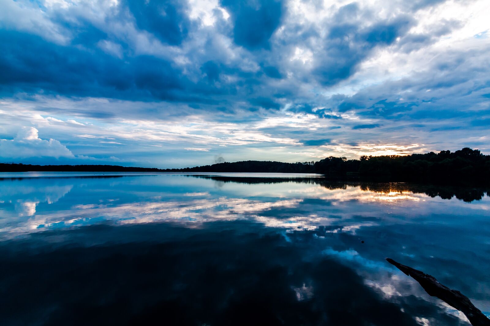 Canon EOS 70D + Canon EF-S 10-18mm F4.5–5.6 IS STM sample photo. Lake, clouds, sky photography