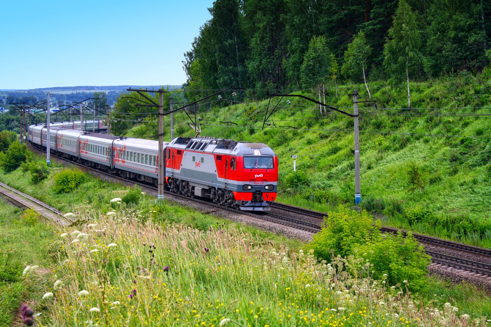 Canon EOS 1000D (EOS Digital Rebel XS / EOS Kiss F) sample photo. Train, railway, trees photography