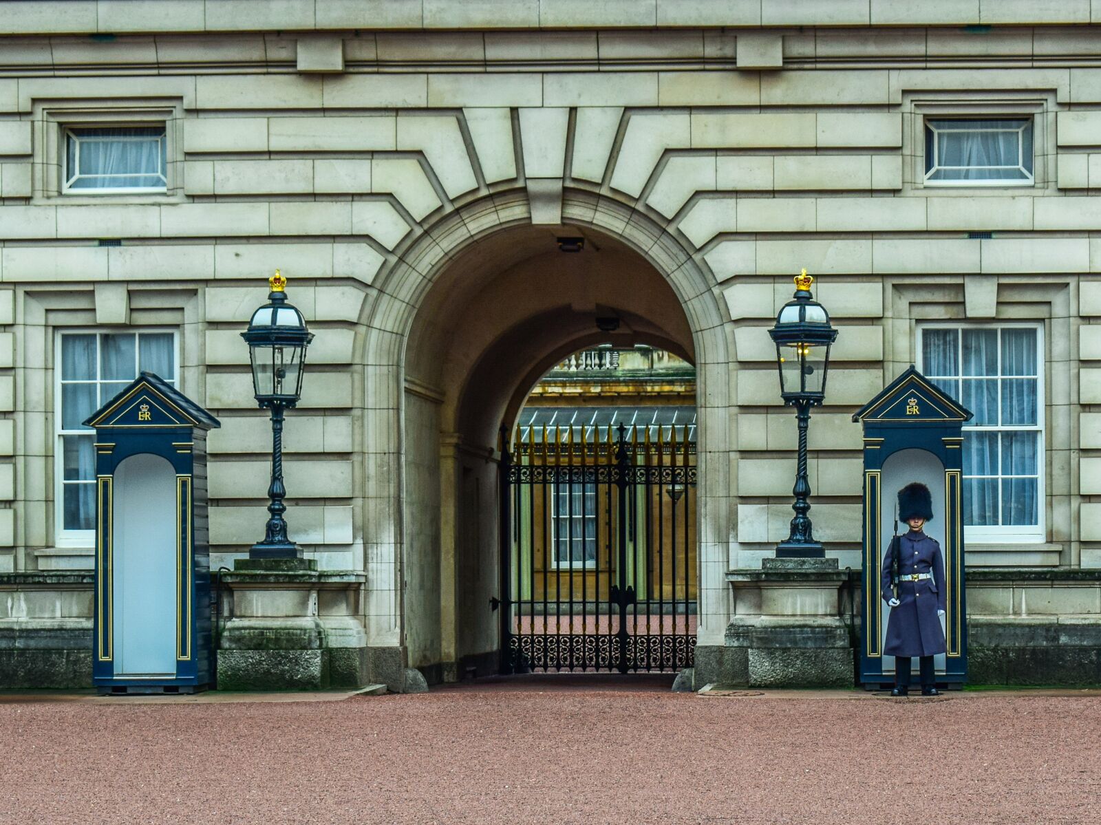 Nikon D3300 sample photo. Buckingham palace, gate, guard photography